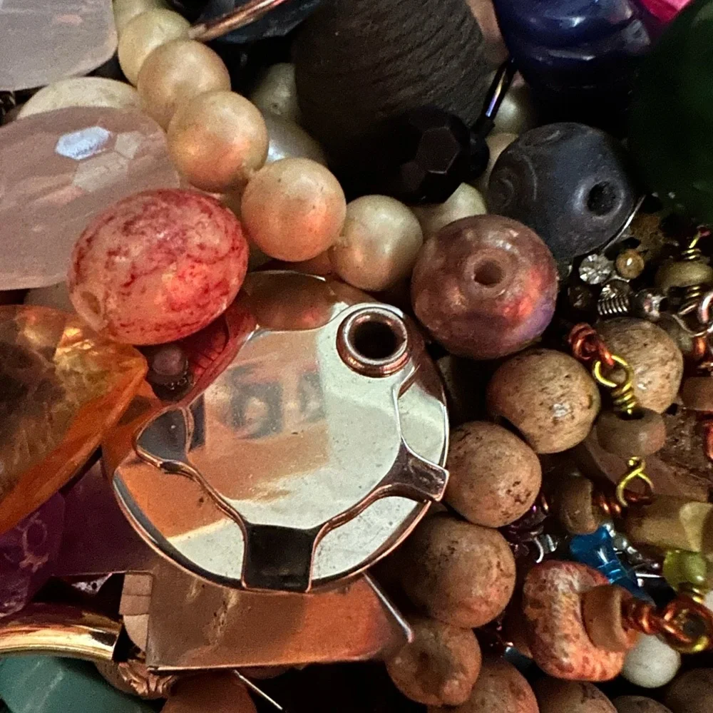 1/4 Pound Vintage 60’s to Present, Jewelry/Crafting Lot. - Picture 6 of 8